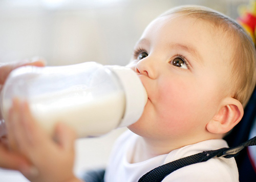 Có nên cho trẻ uống sữa thay cơm?