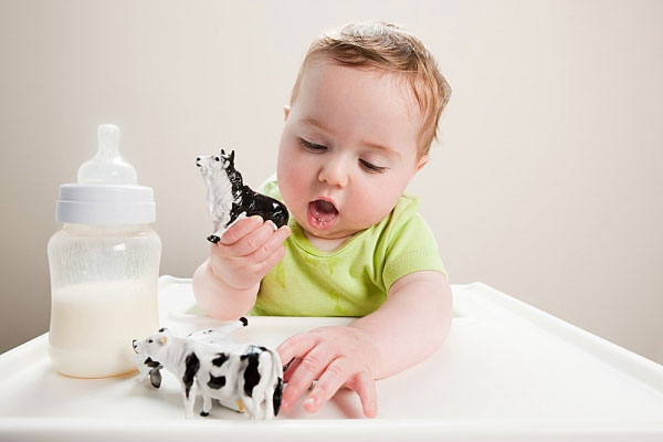 Tại sao bé uống nhiều sữa mà không cao?