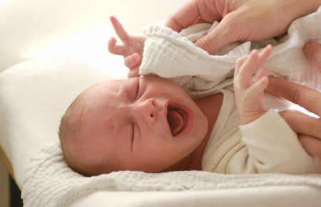 Làm thế nào khi trẻ sơ sinh bị ngạt mũi?
