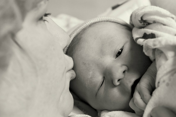 10 khoảnh khắc đáng nhớ về ngày đầu tiên của bé