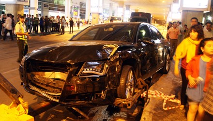 Audi đón Hà Hồ gây tai nạn nghiêm trọng