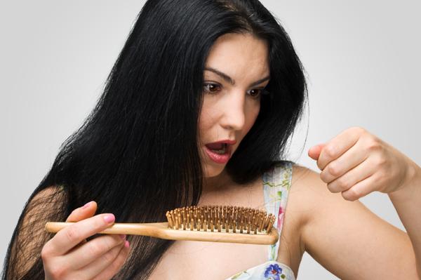 Rụng tóc nhiều có thể mắc bệnh gì?