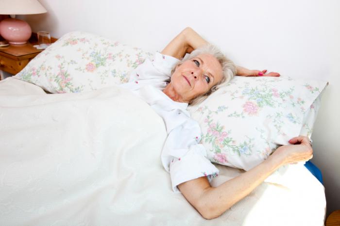Vì sao càng già càng khó ngủ? 