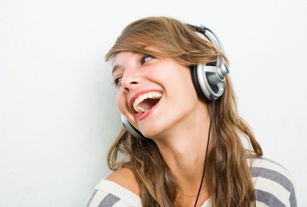Gợi ý 6 bài hát quốc tế nên áp vào tai khi bạn chán đời