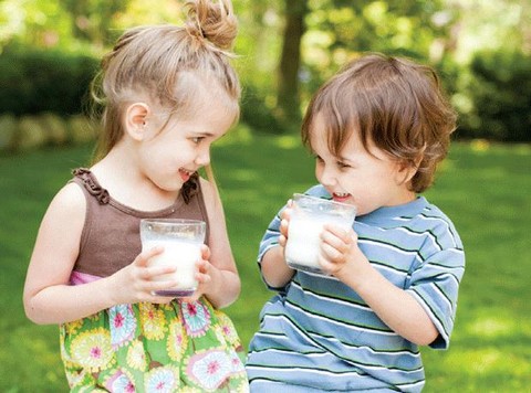 Uống sữa tươi đúng cách giúp trẻ cao lớn hơn