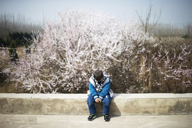 Trung Quốc: Cậu bé 8 tuổi nhiễm HIV bị cả làng ruồng bỏ