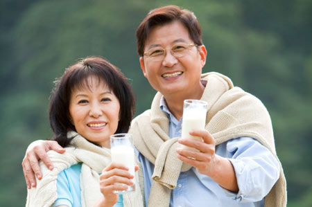 Người cao tuổi có nên uống sữa tươi không?
