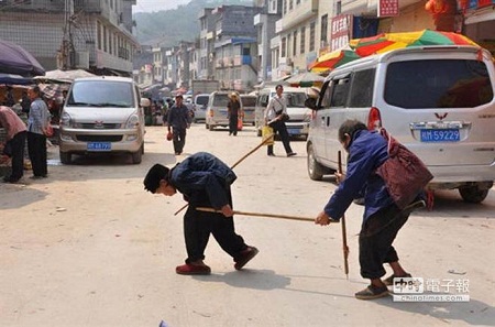 Photo: Cảm động tình yêu bền chặt của cụ bà với người chồng mù trong suốt 30 năm