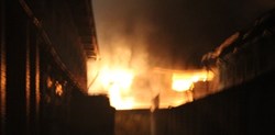 Đã dập tắt đám cháy, lính cứu hỏa bỏng hóa chất nguy hiểm