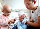 Mẹ sinh thêm em bé để cứu con gái ung thư