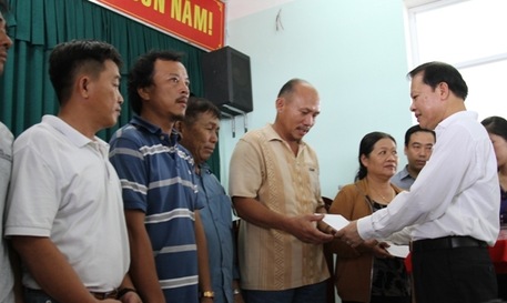 Phó Thủ tướng Vũ Văn Ninh tặng quà cho ngư dân từ Hoàng Sa trở về