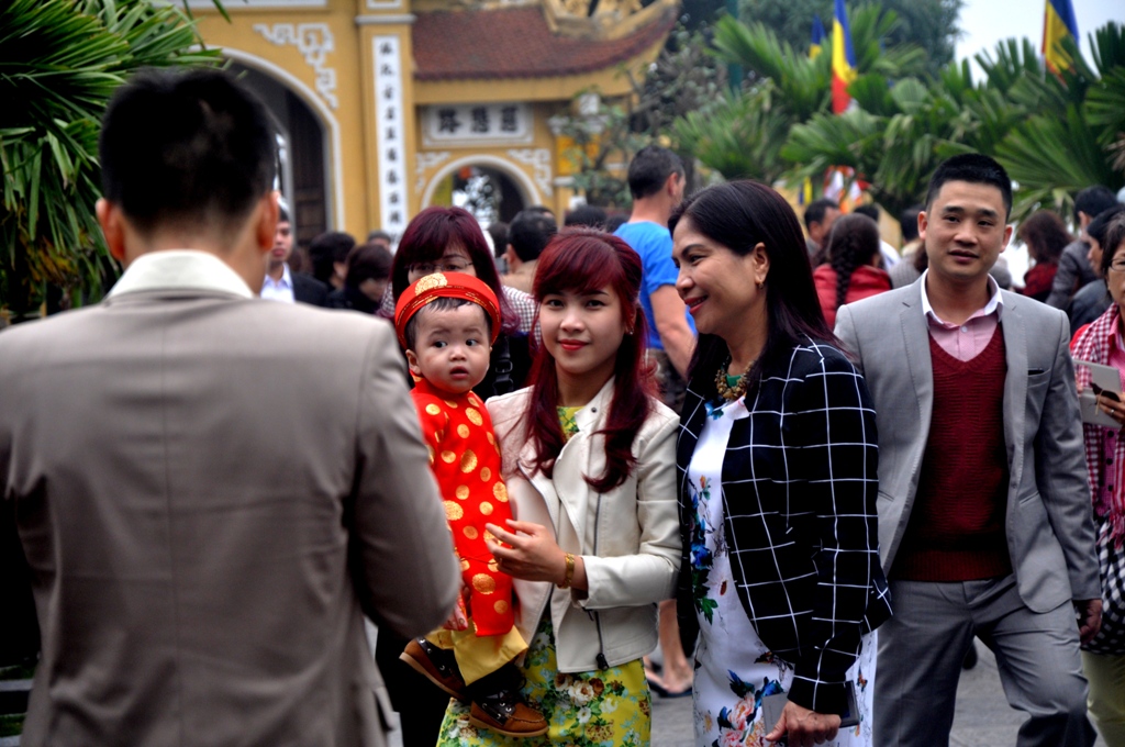 Mùng 1 Tết: Dân Hà Nội nô nức đi lễ chùa đầu năm