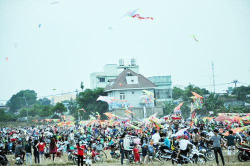 Bé trai bị diều cuốn lên 20m, rơi xuống tử vong