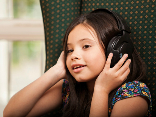 7 dấu hiệu cảnh báo trẻ bị khiếm thính