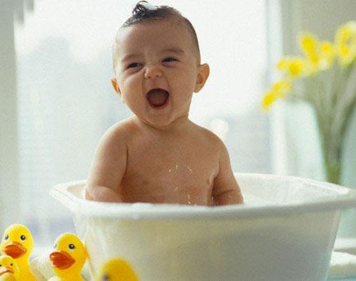 Hiểm họa khôn lường khi bé tắm nước dừa, nước lá