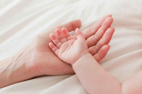 Lòng bàn tay nhợt - dấu hiệu bệnh thiếu máu ở trẻ nhỏ