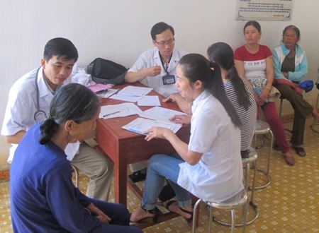 Bệnh viện Phổi Trung ương khám, chữa bệnh và cấp thuốc cho nhân dân Lý Sơn