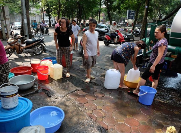 Dân Thủ đô lại khốn khổ vì thiếu nước cả tuần nay