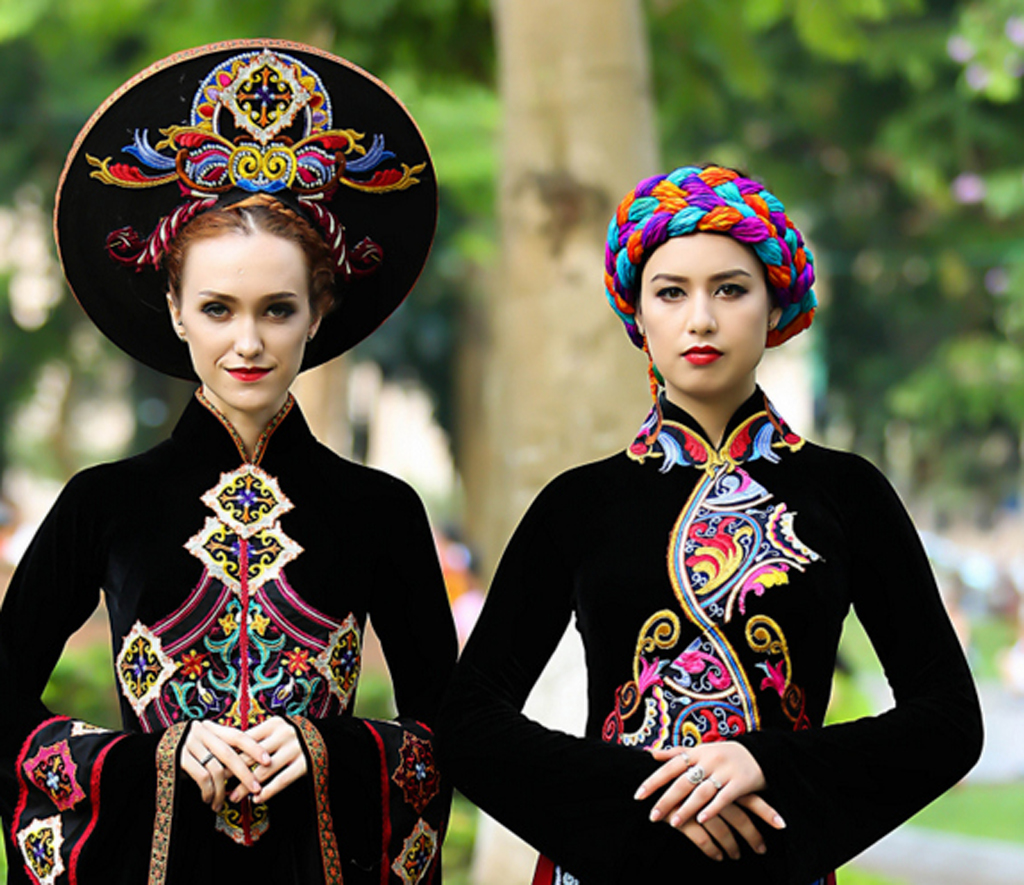 Thiếu nữ thế giới lộng lẫy trình diễn áo dài Việt