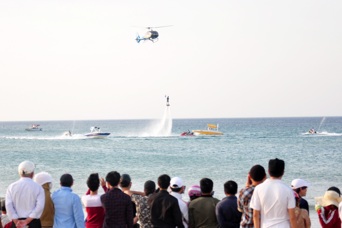 Dân đổ xô xem biểu diễn trực thăng, lướt ván trên biển