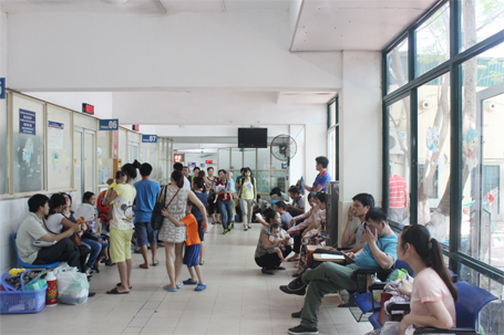Hà Nội: Nắng nóng, người lớn và trẻ em vật vã trong bệnh viện