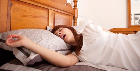 6 bài tập miệng giúp giảm chứng ngủ ngáy
