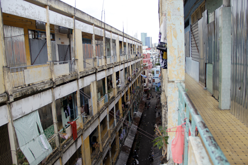 Người dân chung cư sắp sập ở Sài Gòn được bố trí nhà tạm