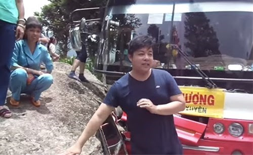 Xe Lexus chở ca sỹ Quang Lê đi sai làn đường gây tai nạn ở Sa Pa