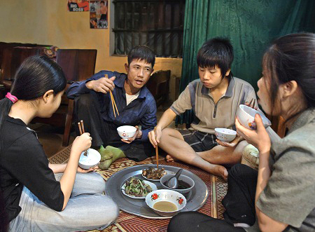 Hình ảnh bữa ăn gia đình Việt trong mắt thế giới