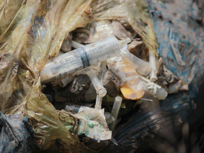 Bệnh viện chôn lậu rác thải y tế: Kim tiêm, ống thuốc trồi cả lên mặt đất