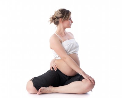Có nên tập yoga khi mang bầu?