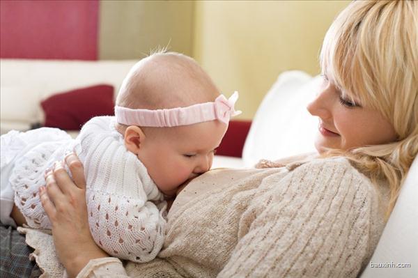 Bú sữa mẹ giúp não bộ trẻ phát triển hơn