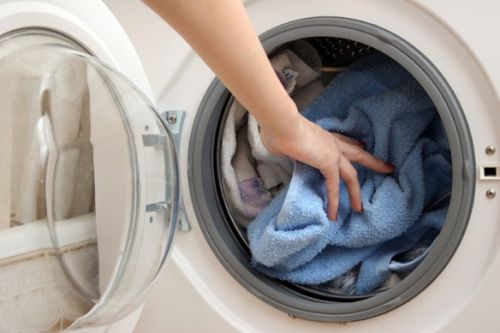 Giặt quần áo bằng máy tăng nguy cơ lây bệnh