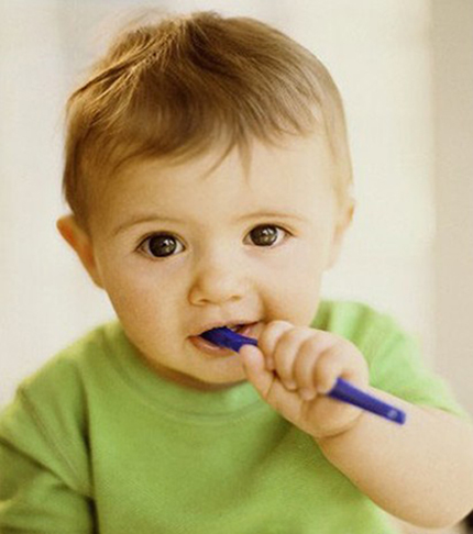 Giúp trẻ làm quen với vệ sinh răng miệng