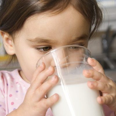 Cho trẻ uống nhiều sữa chưa hẳn đã tốt