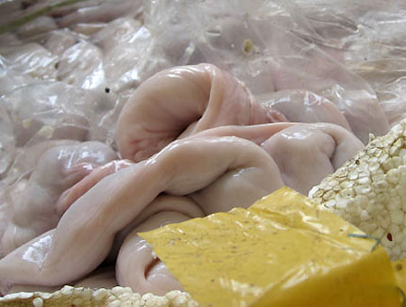 Ngăn chặn 550kg nầm lợn thối vào nhà hàng đặc sản