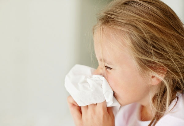 Lạm dụng thuốc nhỏ mũi có thể làm teo niêm mạc mũi của trẻ