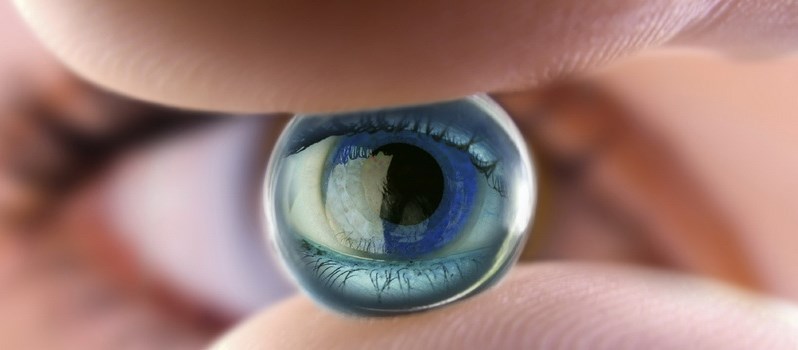 Dùng kính áp tròng sai cách có thế mù mắt