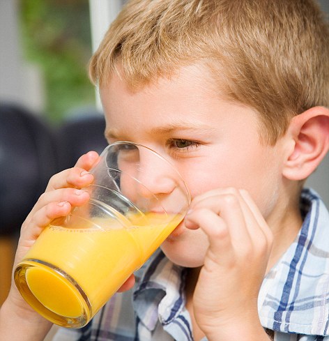 Khi nào cho bé uống nước hoa quả?