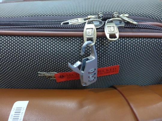 Hành khách Vietnam Airlines “tố” bị bẻ khóa vali
