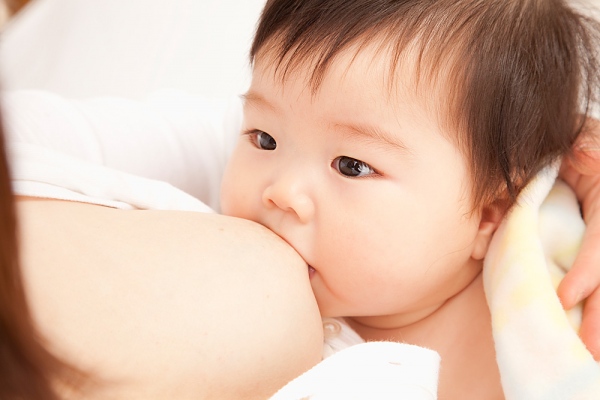 Trẻ sơ sinh đang “đói” sữa mẹ