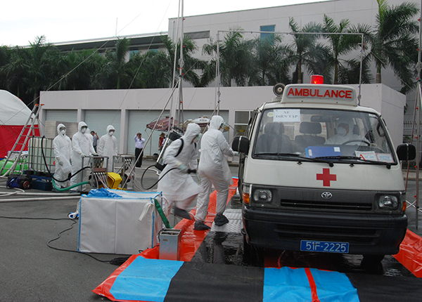 Sân bay Tân Sơn Nhất diễn tập phòng chống Ebola