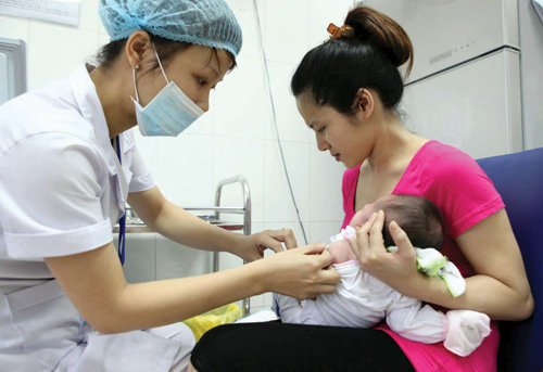 Bé gái nhập viện cấp cứu sau khi tiêm vaccine