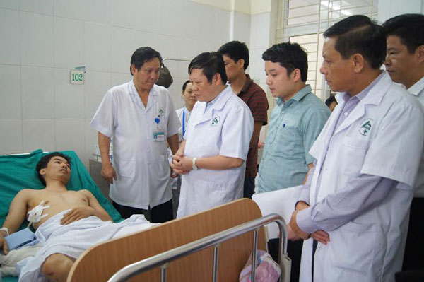Thứ trưởng Bộ Y tế thăm nạn nhân vụ tai nạn xe khách