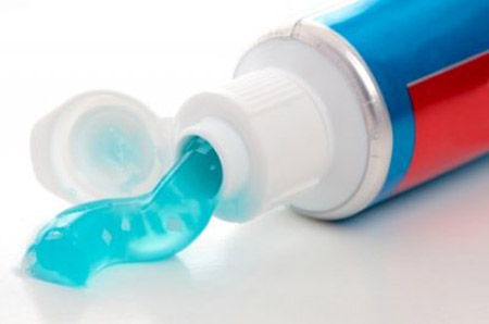 Nguy cơ mắc bệnh răng miệng từ các hạt nhựa trong kem đánh răng