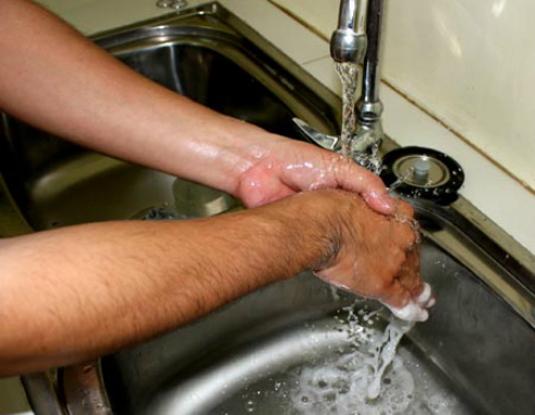 Hơn 50% nhân viên y tế không rửa tay sau khi làm việc