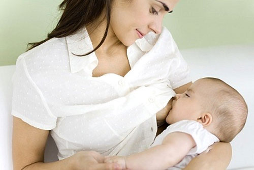 Nâng ngực có ảnh hưởng đến việc nuôi con bằng sữa mẹ?