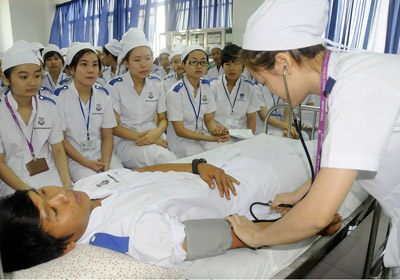 Báo động thiếu điều dưỡng viên tại Việt Nam