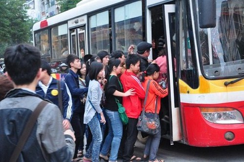 Xe bus cho nữ: Hà Nội có nhiều kẻ quấy rối tình dục?