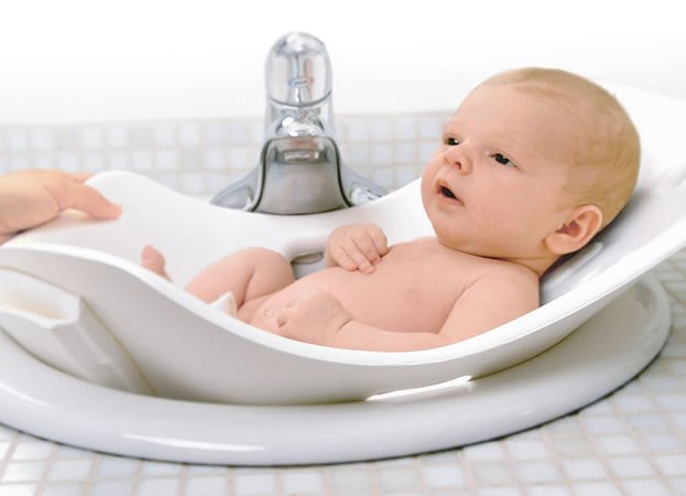 Video: Cách tắm cho trẻ sơ sinh đơn giản, an toàn